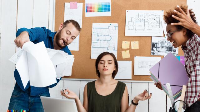 Kollegen diskutieren wegen der Eventplanung