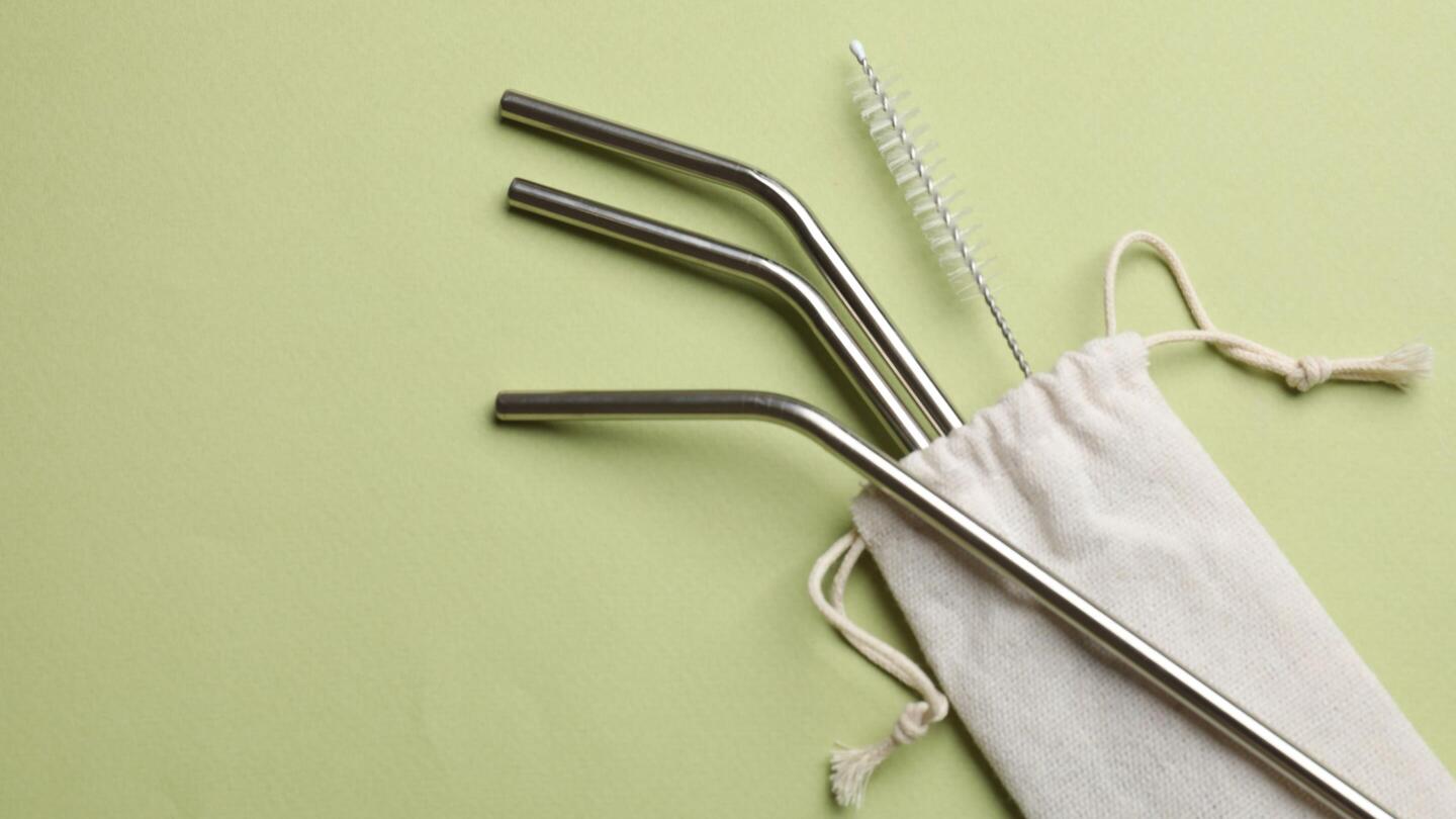 Klein, stylisch und wiederverwendbar: Ein Set aus Edelstahl-Trinkhalmen ist der perfekte Begleiter für die Kaffeepause auf der Messe.