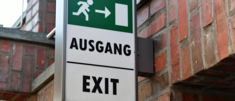Notausgang Hinweis an Backsteinwand befestigt