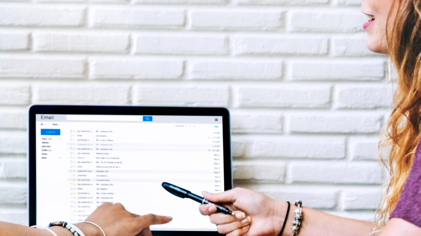 2 Frauen arbeiten am Laptop zusammen