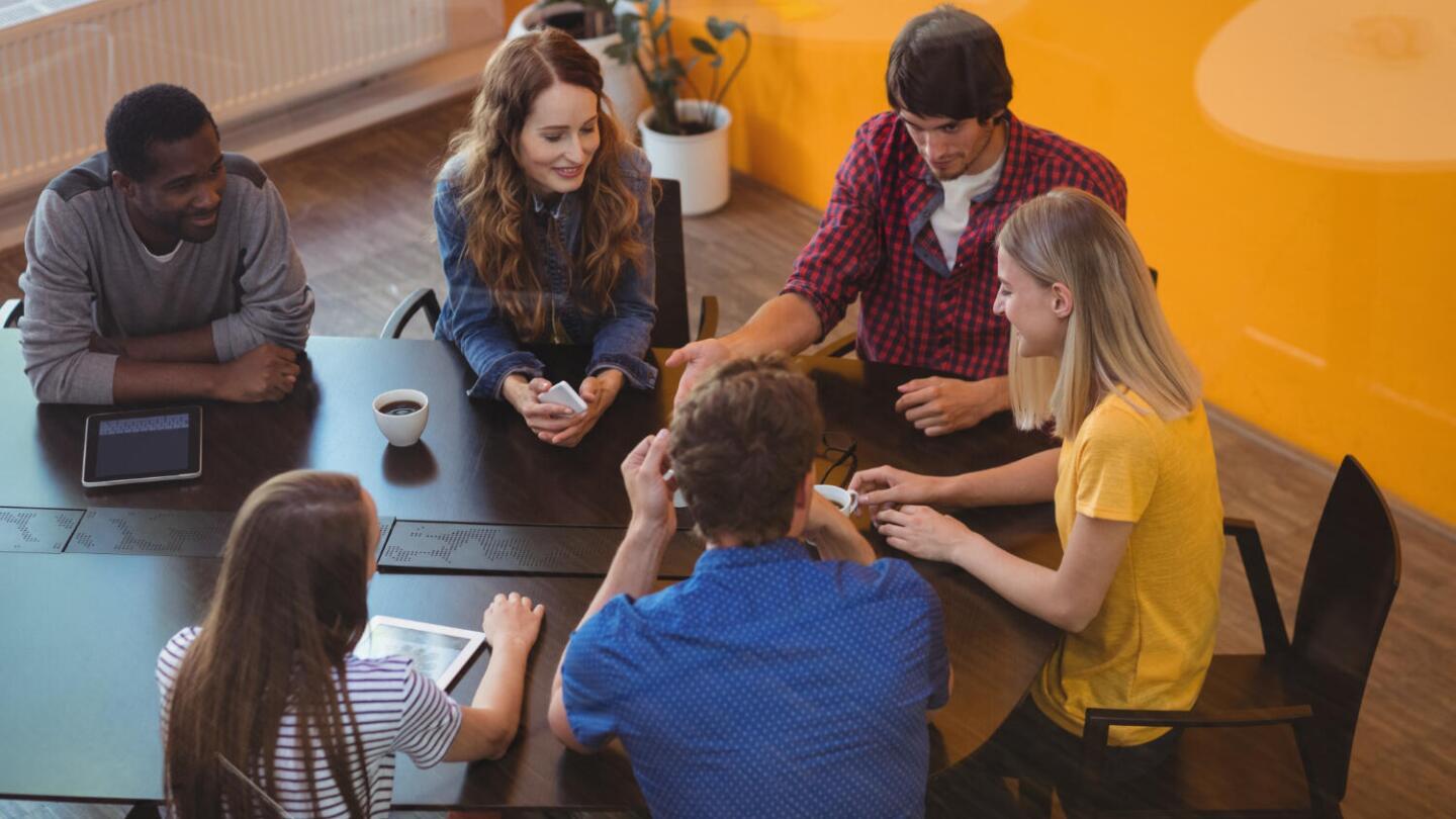 Führungskräfte, die im Büro miteinander interagieren