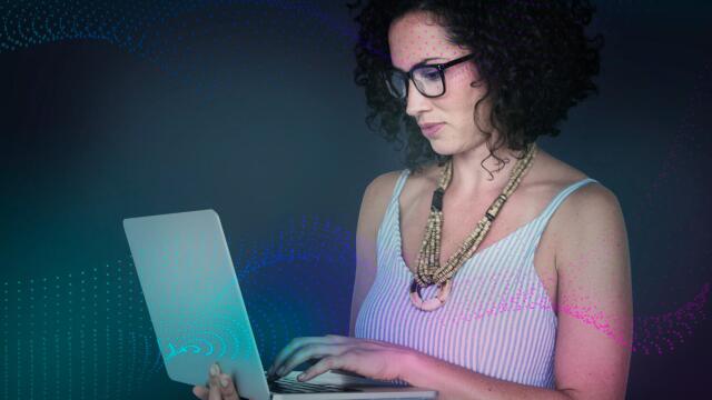 Event-Managerin mit Laptop arbeitet fokussiert an KI-gestützten Planungstools, um Events effizienter zu organisieren.